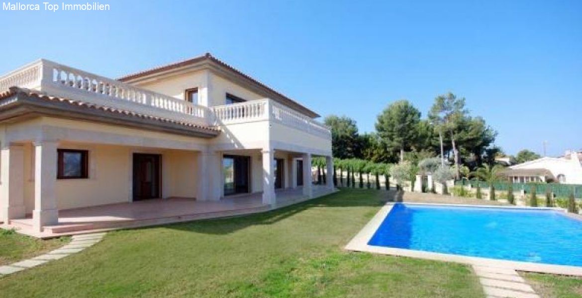 Elegante Villenarchitektur mit ausgedehntem Poolbereich und gepflegtem Gartengrundstück Elegante Villenarchitektur mit ausgedehntem Poolbereich und gepflegtem Gartengrundstück