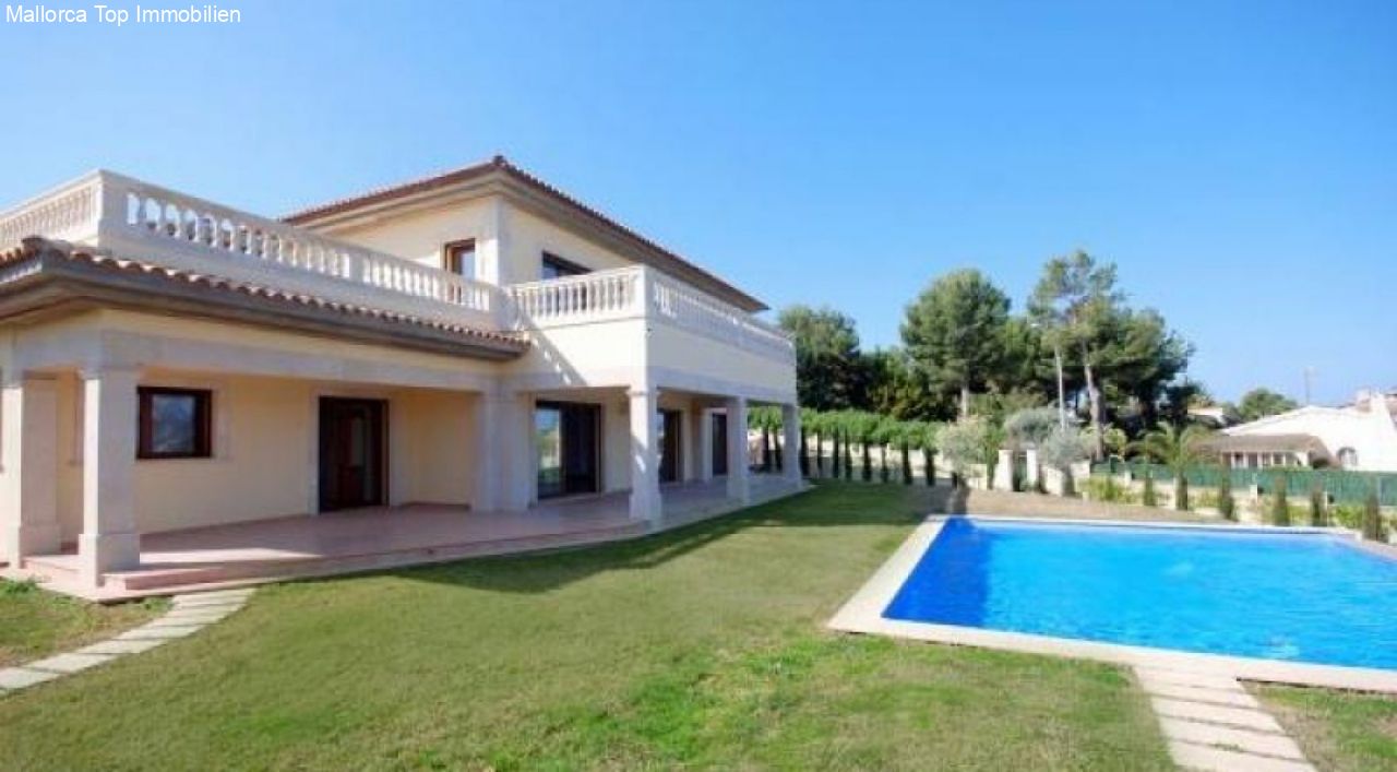 Edles Anwesen mit Pool und weitläufigem Gartenbereich Edles Anwesen mit Pool und weitläufigem Gartenbereich