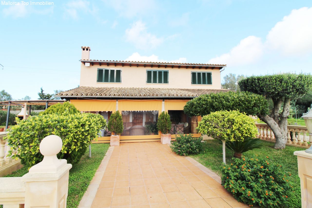 Elegante Zufahrt mit mediterraner Architektur und repräsentativer Gartengestaltung