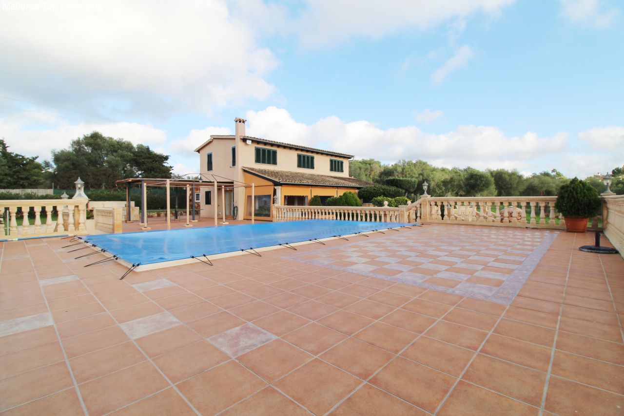 Swimmingpool mit großformatiger Sonnenterrasse und eleganter Balustradeneinfassung