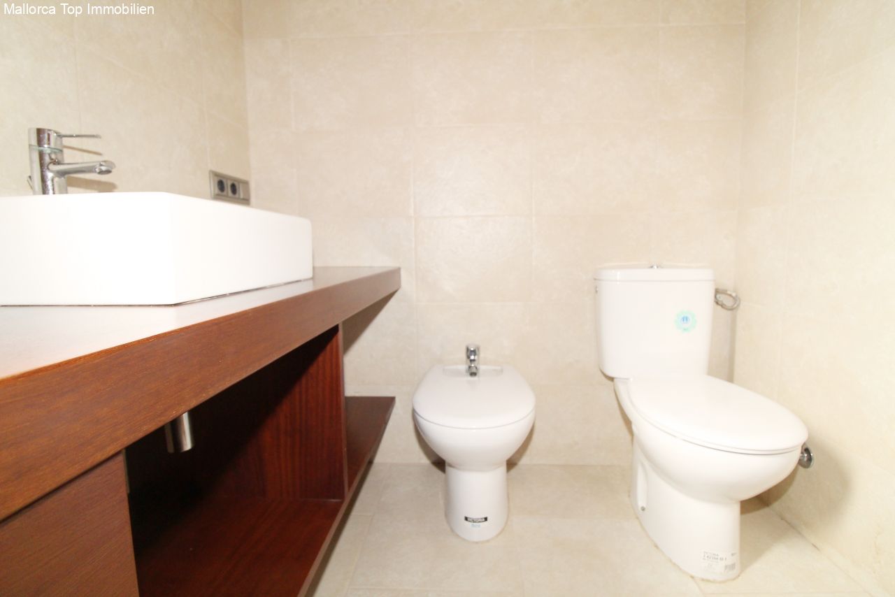Modernes Gäste-WC mit separaten Sanitäranlagen und praktischer Raumaufteilung Modernes Gäste-WC mit separaten Sanitäranlagen und praktischer Raumaufteilung
