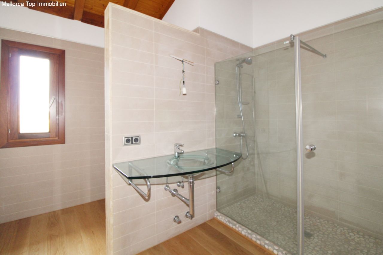Modernes Badezimmer mit bodengleicher Dusche und eleganter Glastrennwand Modernes Badezimmer mit bodengleicher Dusche und eleganter Glastrennwand