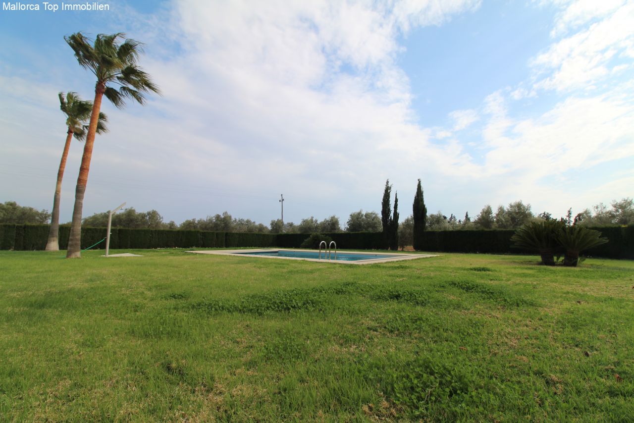 Poolanlage mit weitläufigem Gartenbereich und mediterraner Begrünung Poolanlage mit weitläufigem Gartenbereich und mediterraner Begrünung