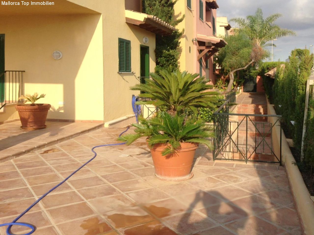 Terrassierte Außenanlage mit hochwertiger Natursteinbelägen und eleganten Zugangswegen Terrassierte Außenanlage mit hochwertiger Natursteinbelägen und eleganten Zugangswegen