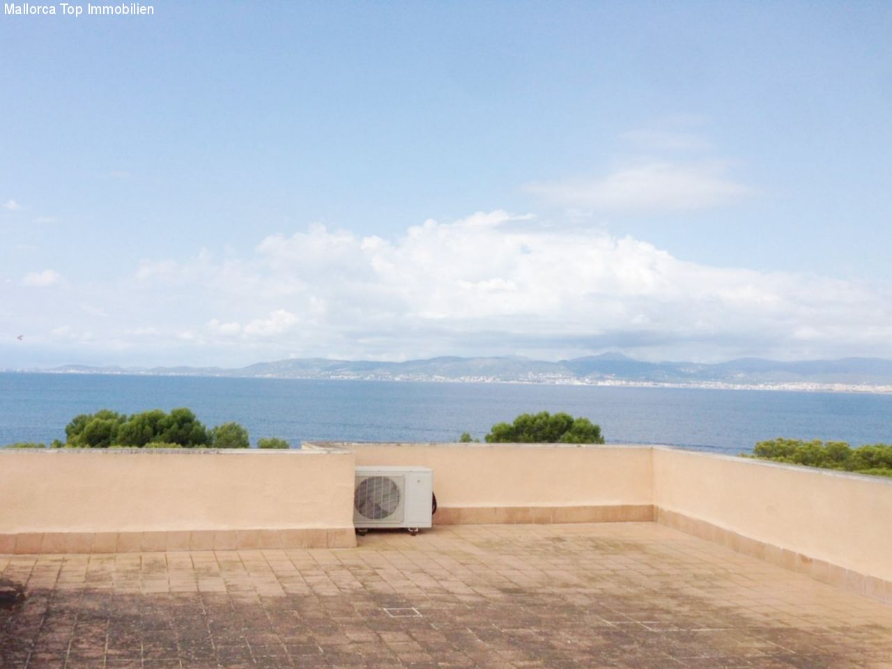 Terrasse mit Blick zum Meer