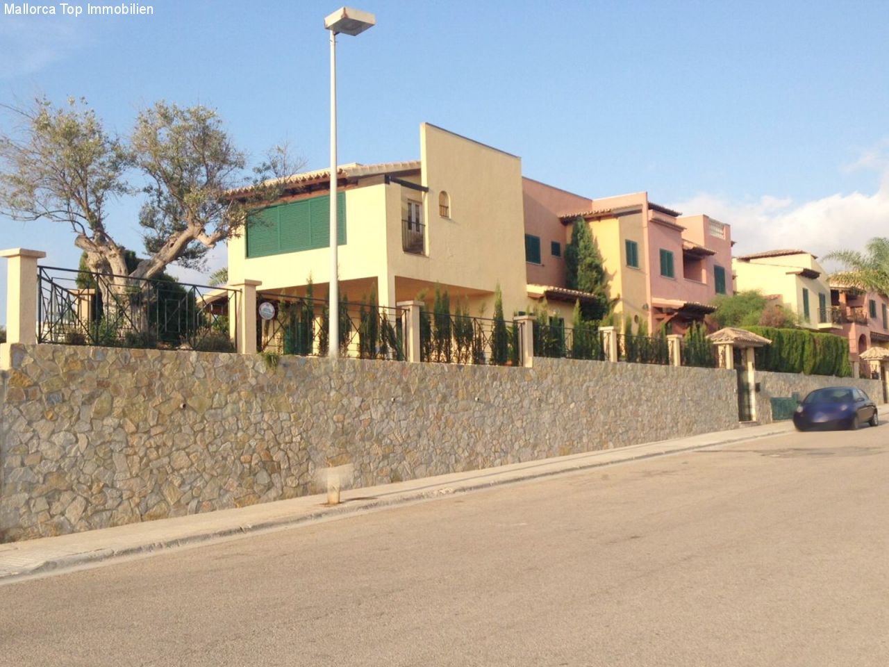 Moderne Architektur mit durchdachtem Außenbereich und hochwertiger Steinumfassung Moderne Architektur mit durchdachtem Außenbereich und hochwertiger Steinumfassung
