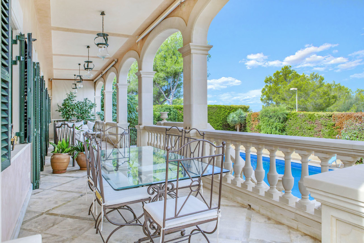 Elegante Säulenloggia mit Arkadengängen – Klassische Architektur mit durchgehender Belüftung und Poolblick Elegante Säulenloggia mit Arkadengängen – Klassische Architektur mit durchgehender Belüftung und Poolblick