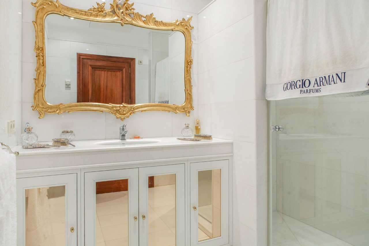 Elegantes Badezimmer mit Doppelwaschtisch und Natursteinoberflächen – Hochwertige Ausstattung mit begehbarer Dusche und edlen Spiegelelementen Elegantes Badezimmer mit Doppelwaschtisch und Natursteinoberflächen – Hochwertige Ausstattung mit begehbarer Dusche und edlen Spiegelelementen