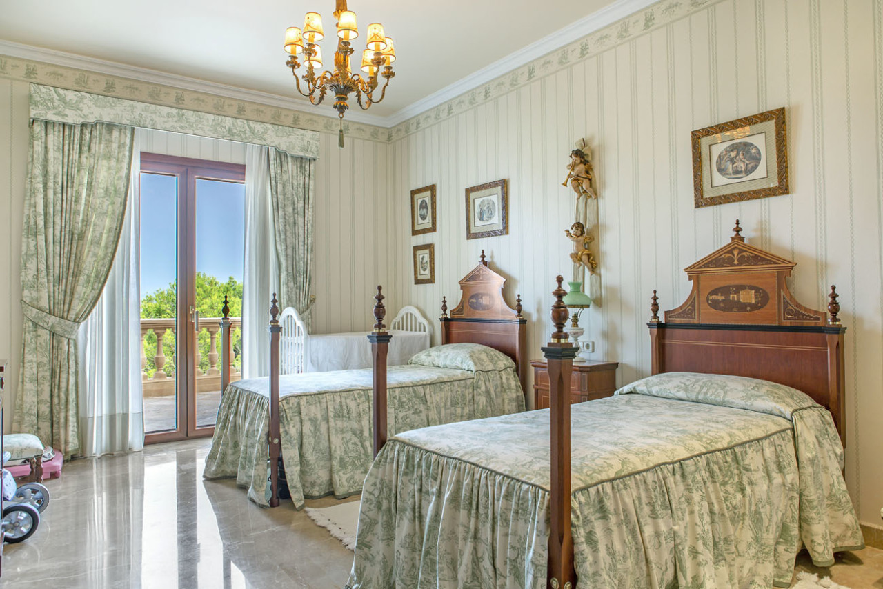 Elegantes Kinderzimmer mit hoher Raumausstattung – Zwei separate Schlafbereiche mit Kronleuchter und Terrassenzugang Elegantes Kinderzimmer mit hoher Raumausstattung – Zwei separate Schlafbereiche mit Kronleuchter und Terrassenzugang