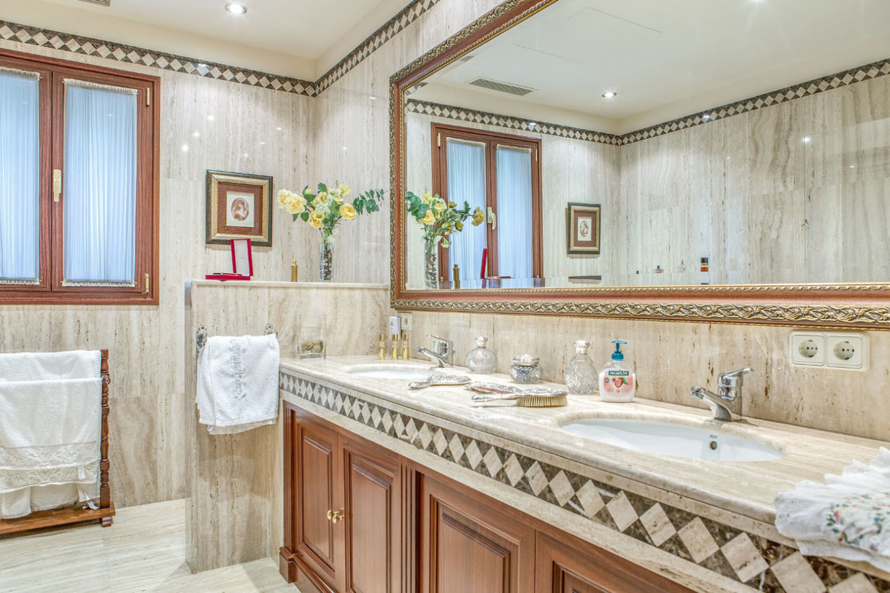 Edles Badezimmer mit Doppelwaschtisch und Marmor – Luxuriöse Ausstattung mit eleganten Spiegeln und hochwertigen Oberflächen Edles Badezimmer mit Doppelwaschtisch und Marmor – Luxuriöse Ausstattung mit eleganten Spiegeln und hochwertigen Oberflächen