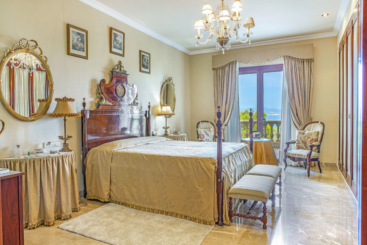 Herrschaftliches Hauptschlafzimmer mit Kronleuchter und Panoramaterrasse – Edle Raumproportionen mit eleganten Glastüren zum Meerblick Herrschaftliches Hauptschlafzimmer mit Kronleuchter und Panoramaterrasse – Edle Raumproportionen mit eleganten Glastüren zum Meerblick