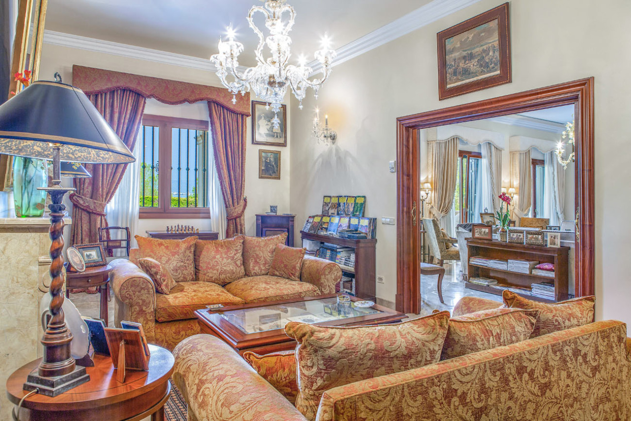 Elegantes Wohnzimmer mit Kristalleuchter und fließender Raumverbindung – Offene Architektur mit direktem Zugang zum Ankleidezimmer Elegantes Wohnzimmer mit Kristalleuchter und fließender Raumverbindung – Offene Architektur mit direktem Zugang zum Ankleidezimmer