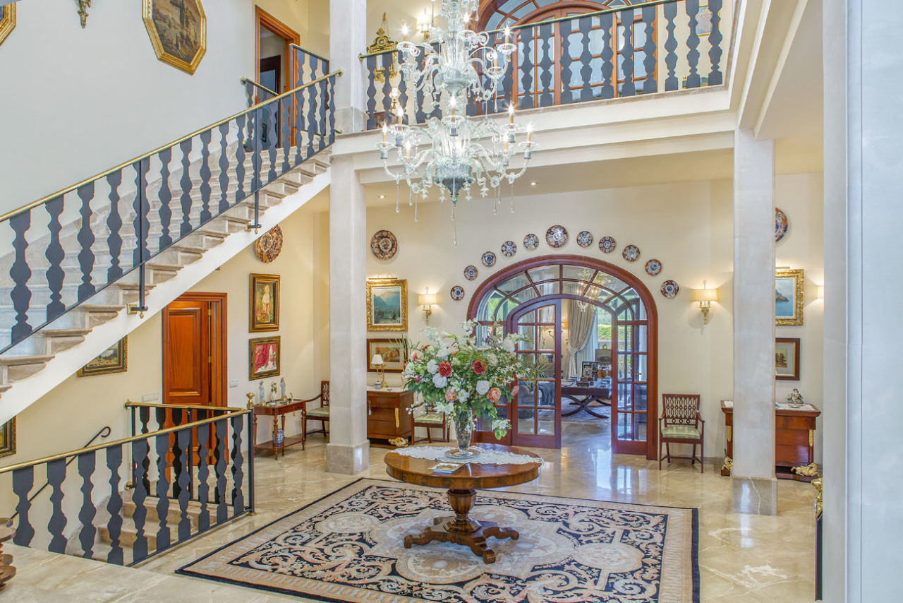 Imposante Eingangshalle mit zweiseitigem Treppenaufgang und Kristalleuchter – Repräsentatives Foyer mit eleganter Raumhöhe Imposante Eingangshalle mit zweiseitigem Treppenaufgang und Kristalleuchter – Repräsentatives Foyer mit eleganter Raumhöhe