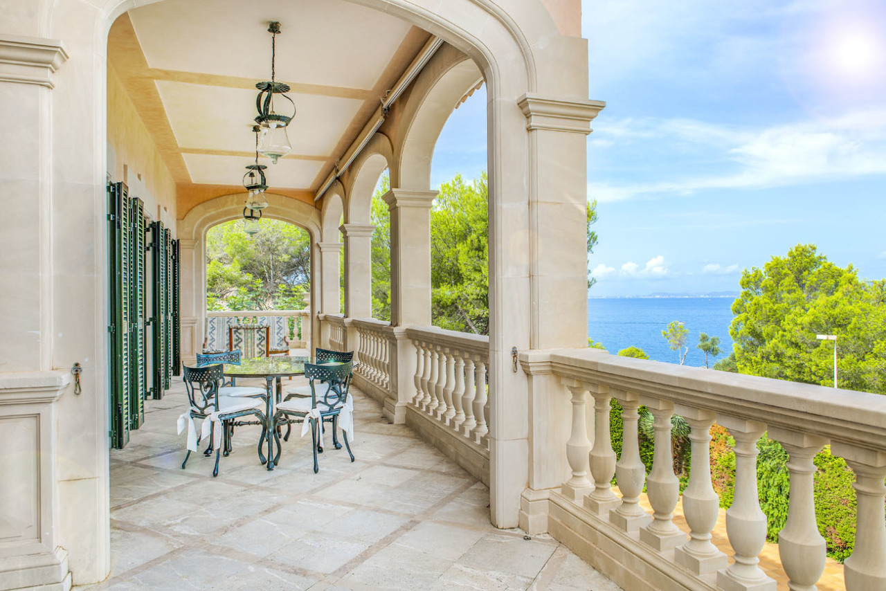 Elegante Loggia mit klassischen Säulen und Meerblick – Perfekter Rückzugsort mit durchdachtem Säulengang Elegante Loggia mit klassischen Säulen und Meerblick – Perfekter Rückzugsort mit durchdachtem Säulengang