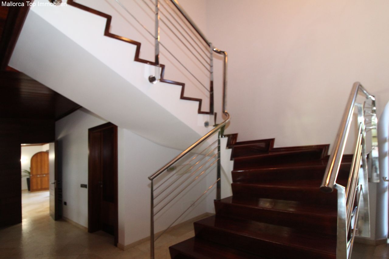 Elegante Innentreppe mit modernem Stahlgeländer und durchdachtem Raumfluss zwischen den Ebenen Elegante Innentreppe mit modernem Stahlgeländer und durchdachtem Raumfluss zwischen den Ebenen