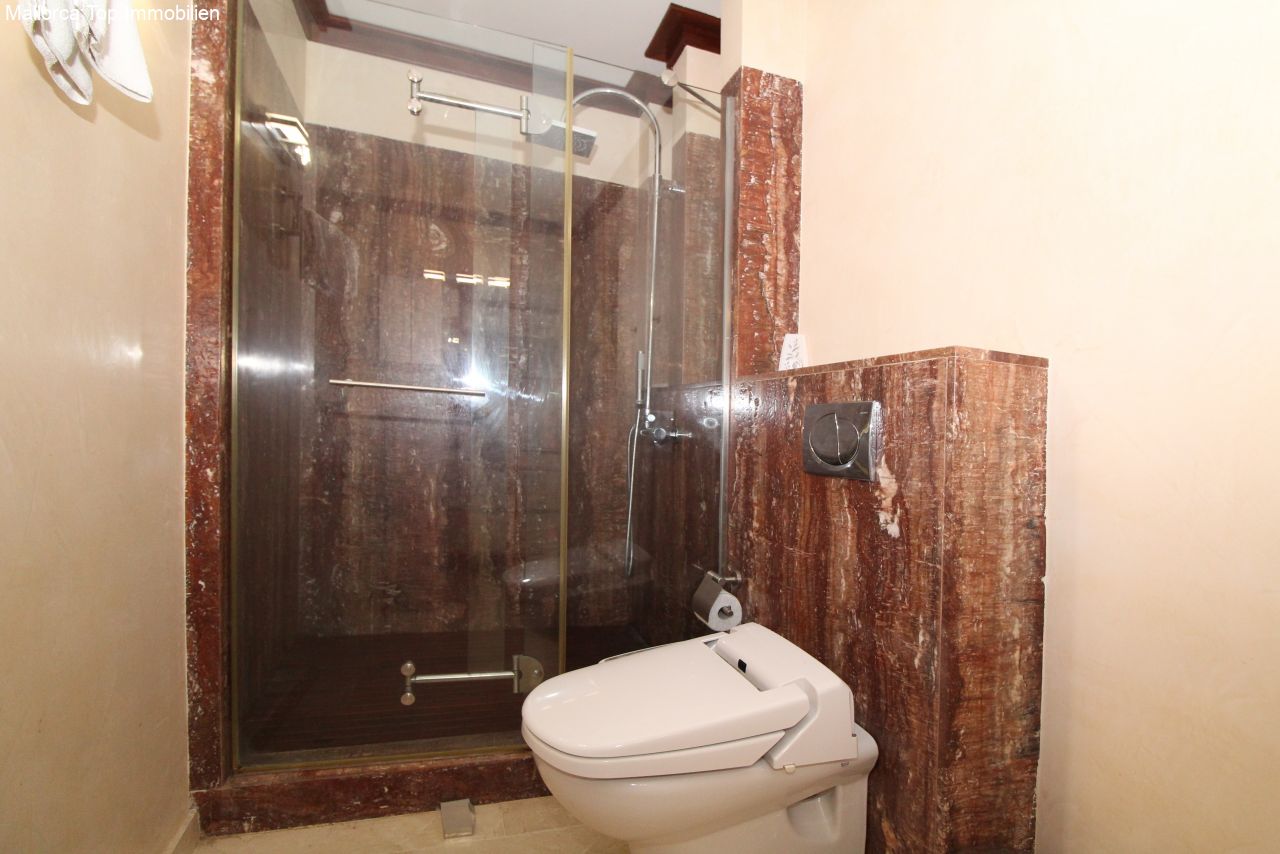 Modernes Badezimmer mit ebenerdiger Duschkabine und edler Marmor-Wandverkleidung Modernes Badezimmer mit ebenerdiger Duschkabine und edler Marmor-Wandverkleidung