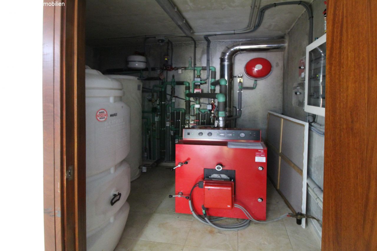 Moderne Heizanlage mit effizienter Wärmeerzeugung und intelligenter Regelungstechnik Moderne Heizanlage mit effizienter Wärmeerzeugung und intelligenter Regelungstechnik