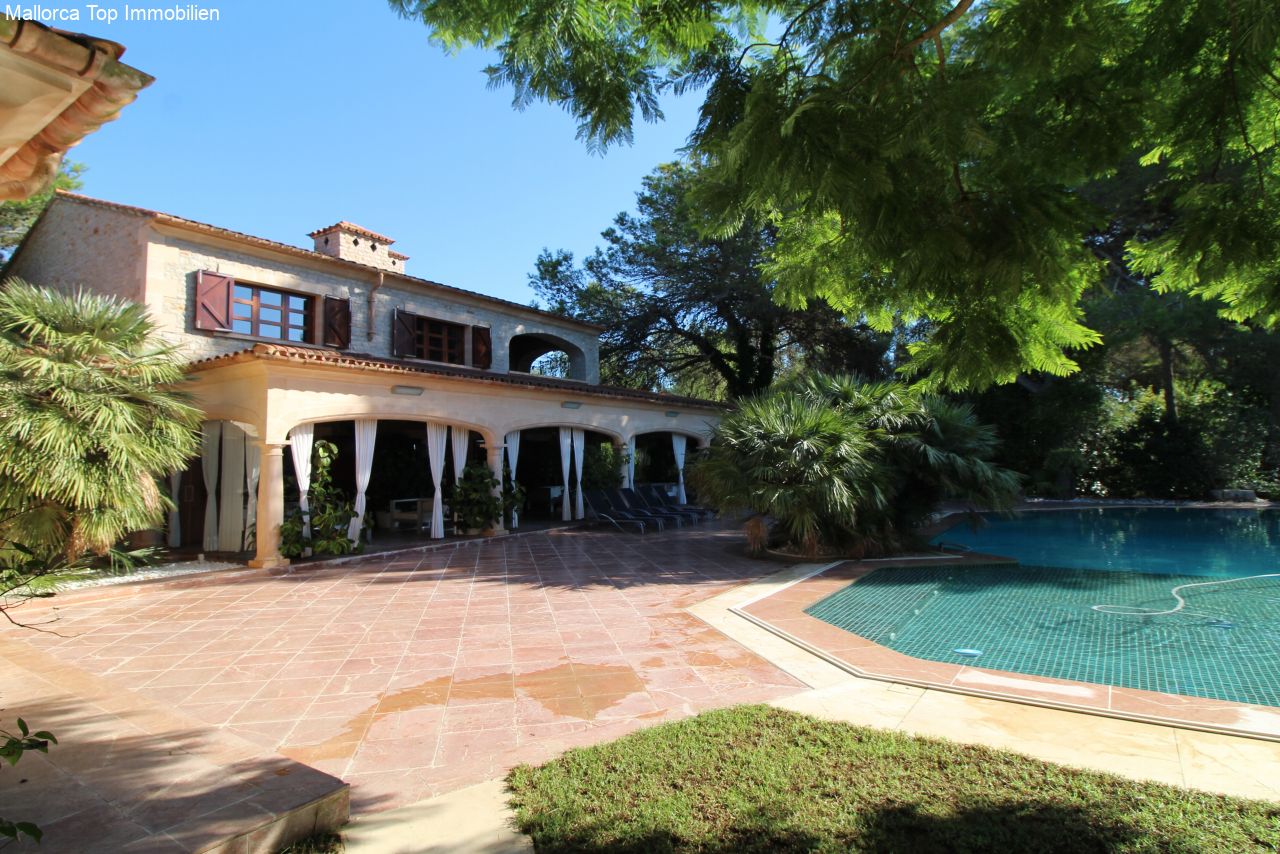 Elegante Poolterrasse mit überdachter Loggienzone und direktem Wasserzugang Elegante Poolterrasse mit überdachter Loggienzone und direktem Wasserzugang
