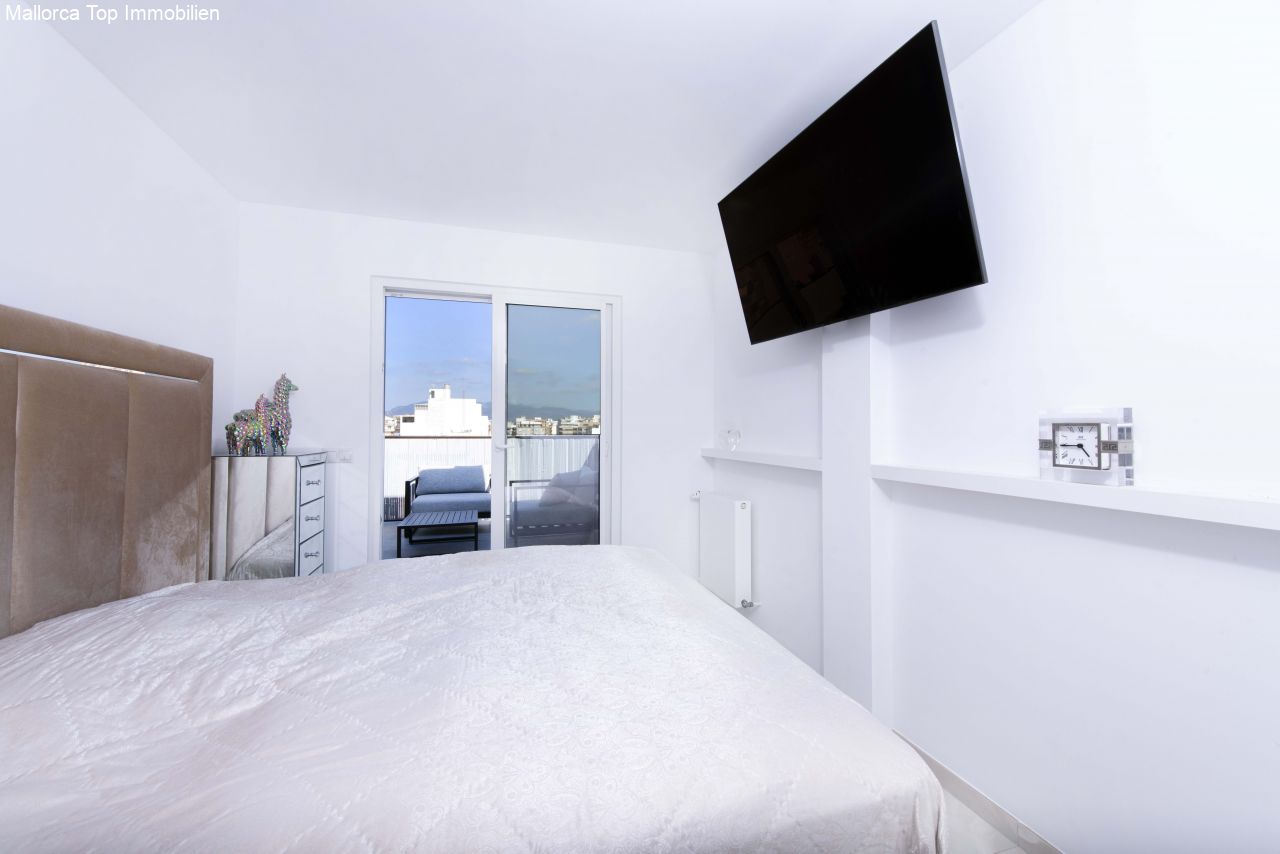 Schlafzimmer mit direktem Terrassenzugang und Panoramaverglasung