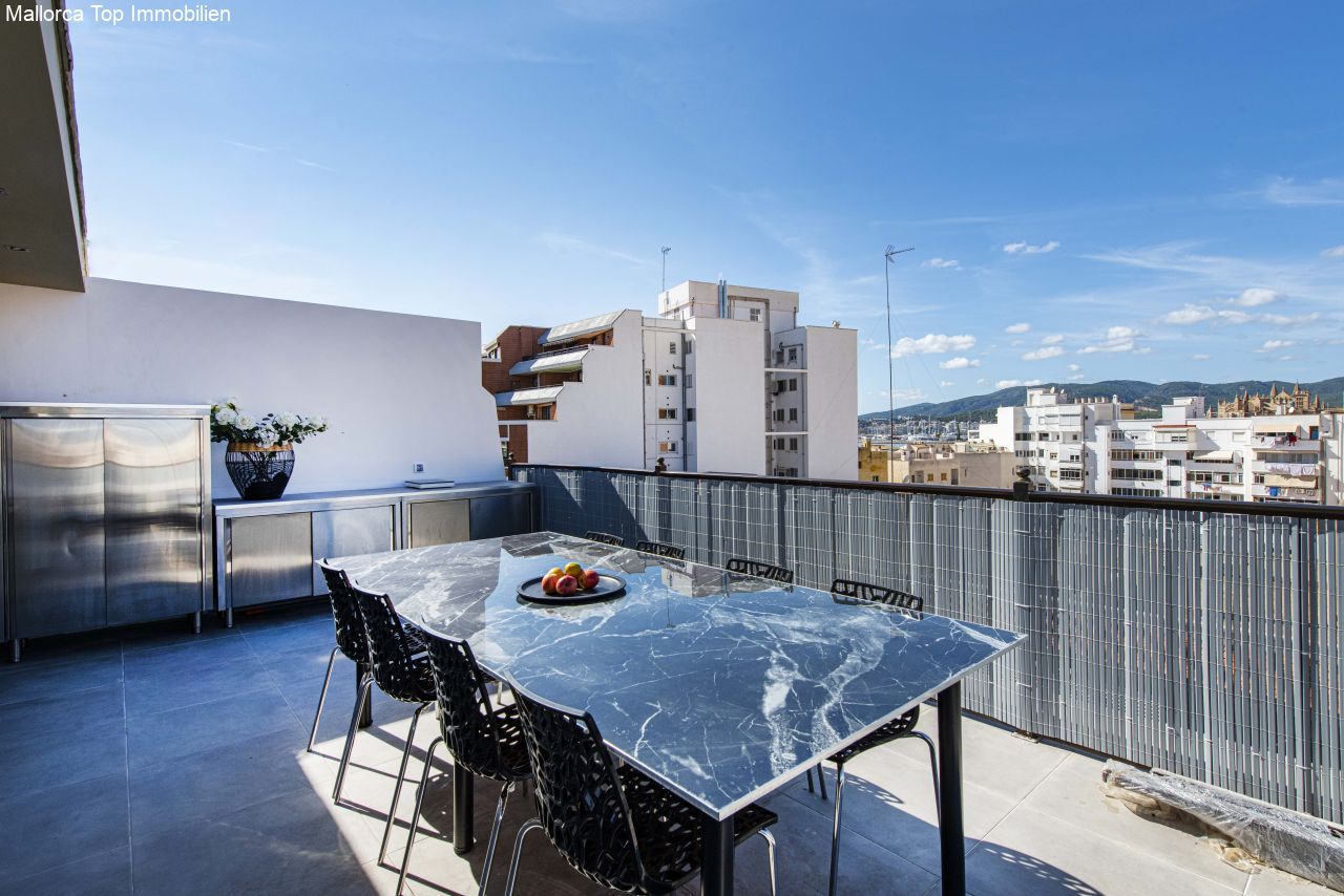 Dachterrasse mit vollausgestatteter Außenküche und Stadtpanorama