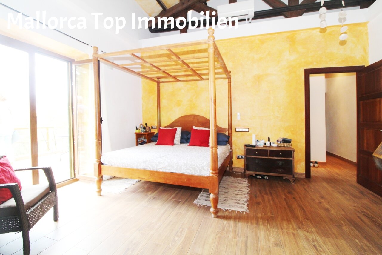 Hauptschlafzimmer mit Himmelbett und begehbarem Ankleidezimmer