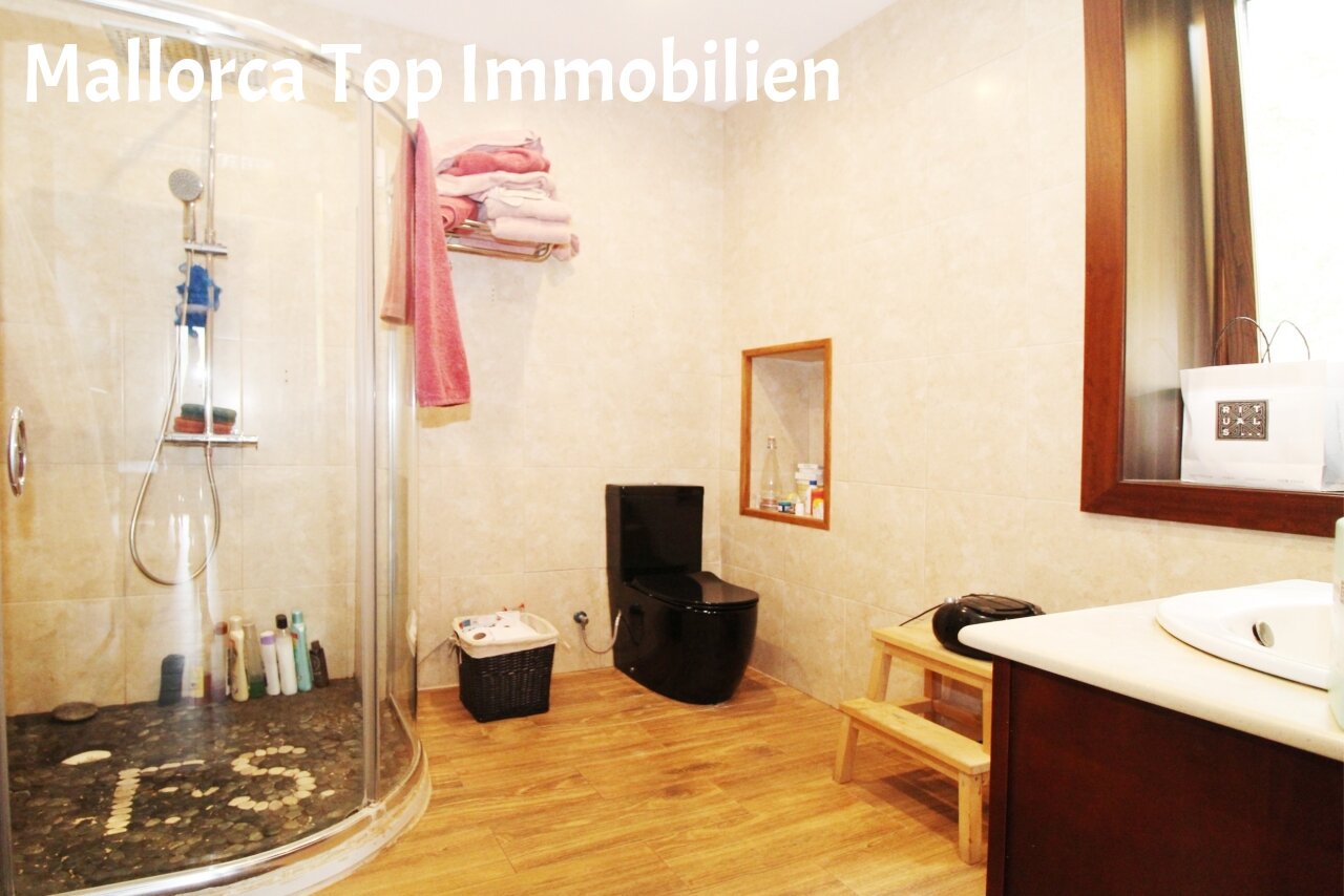 Modernes Badezimmer mit begehbarer Dusche und hochwertigem Marmorboden