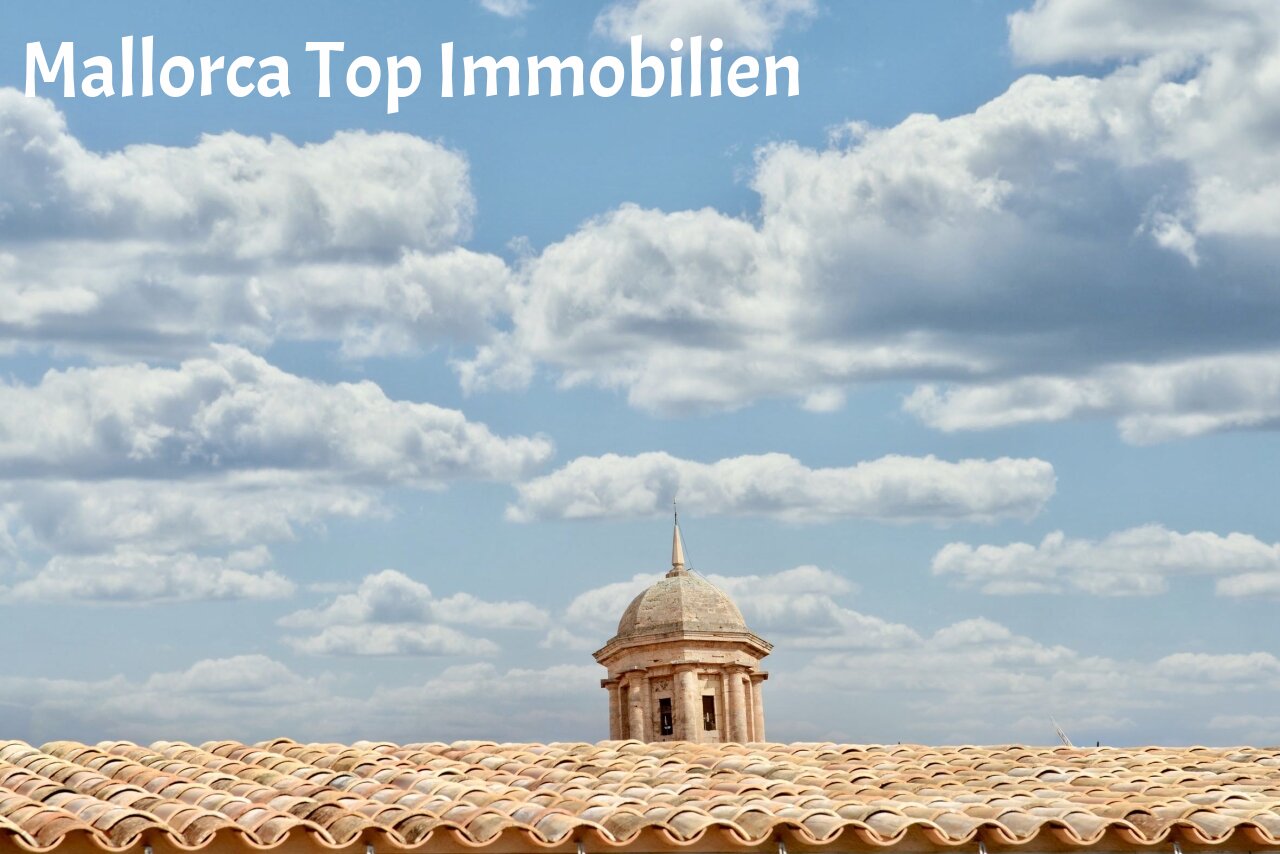 Authentische Dachlandschaft mit traditionellen Tonziegeln – Charaktervolle Bausubstanz im mediterranen Stil