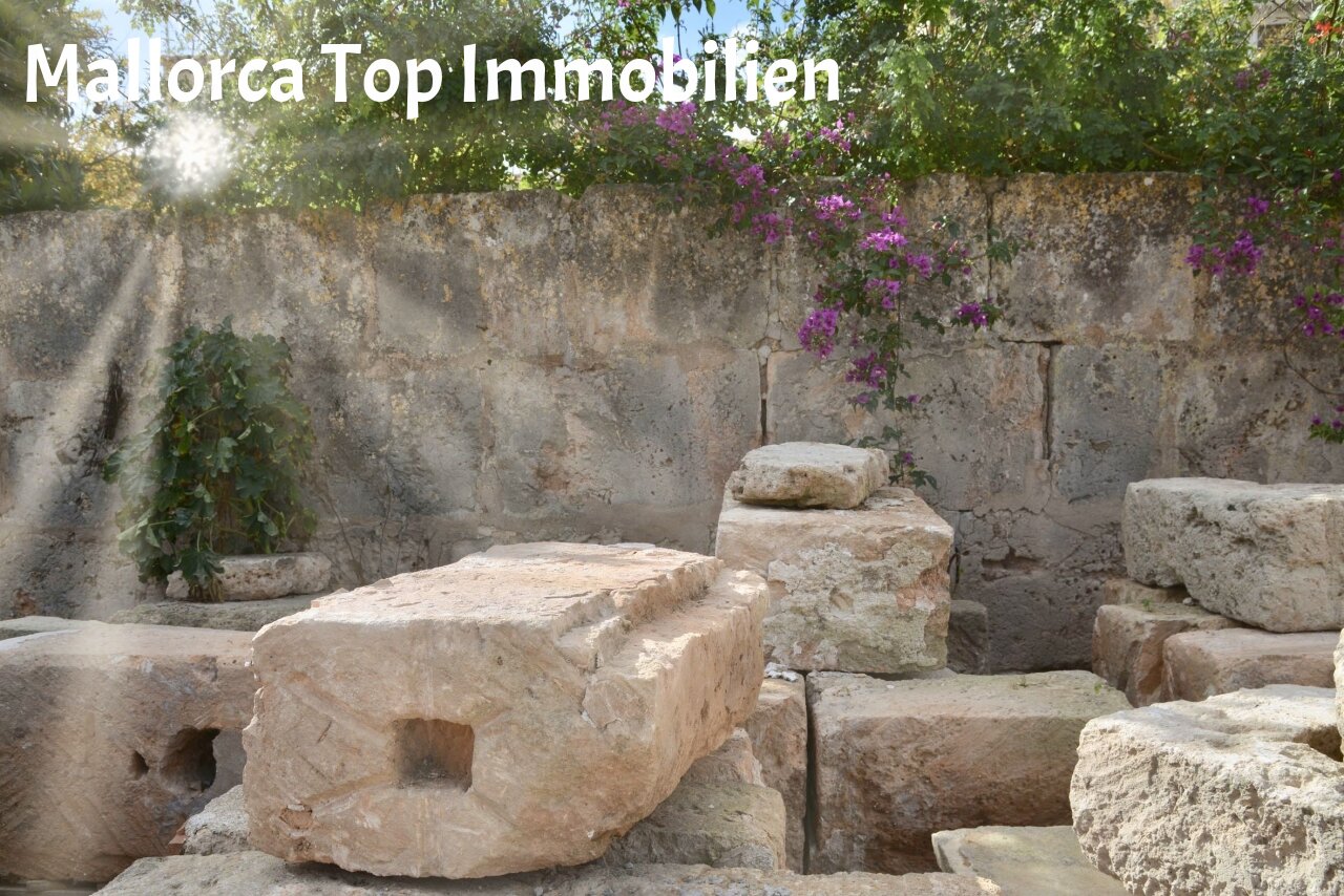 Antike Steinmauern mit authentischem Charakter – Historische Bausubstanz mit mediterranem Flair
