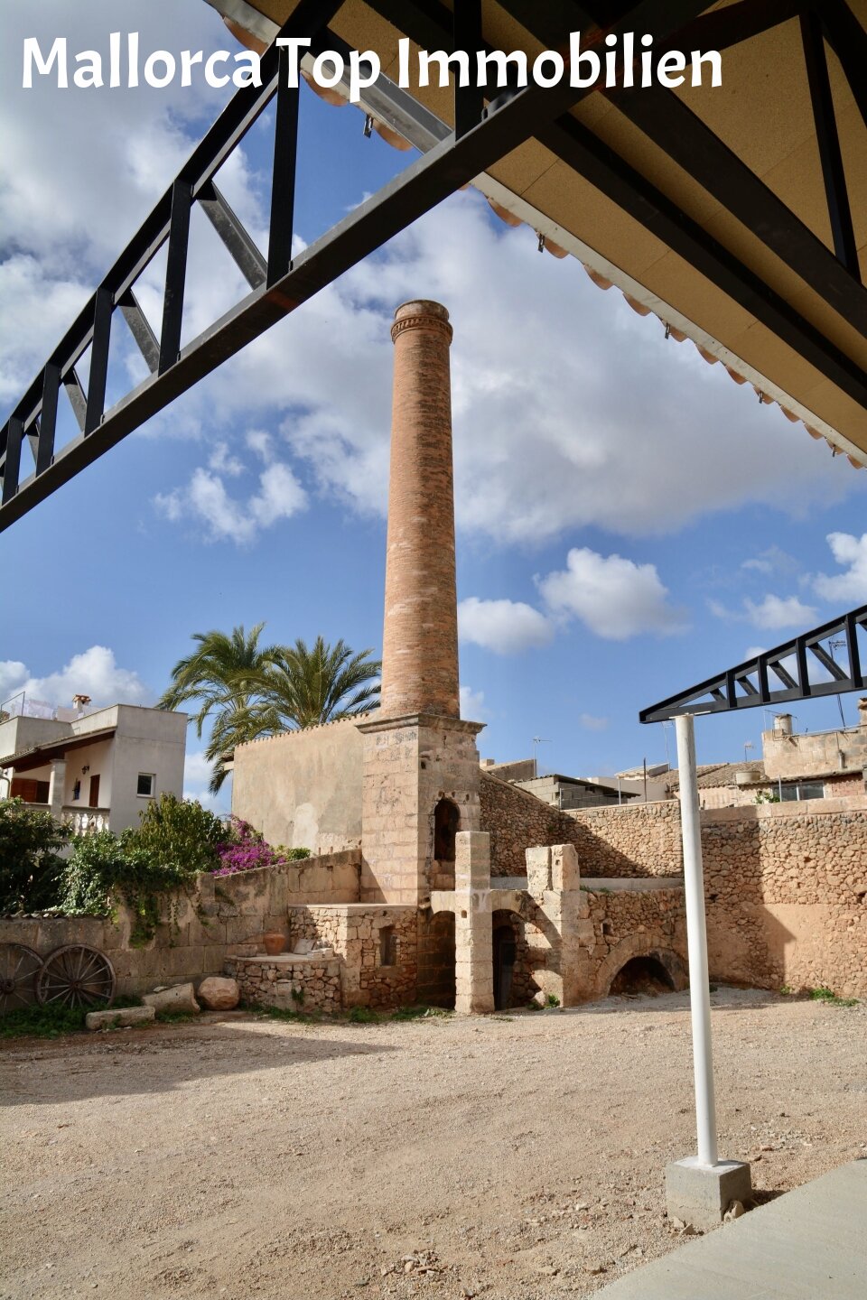 Historisches Ensemble mit authentischem Minarett – Eindrucksvolle Architektursubstanz und kulturelles Erbe