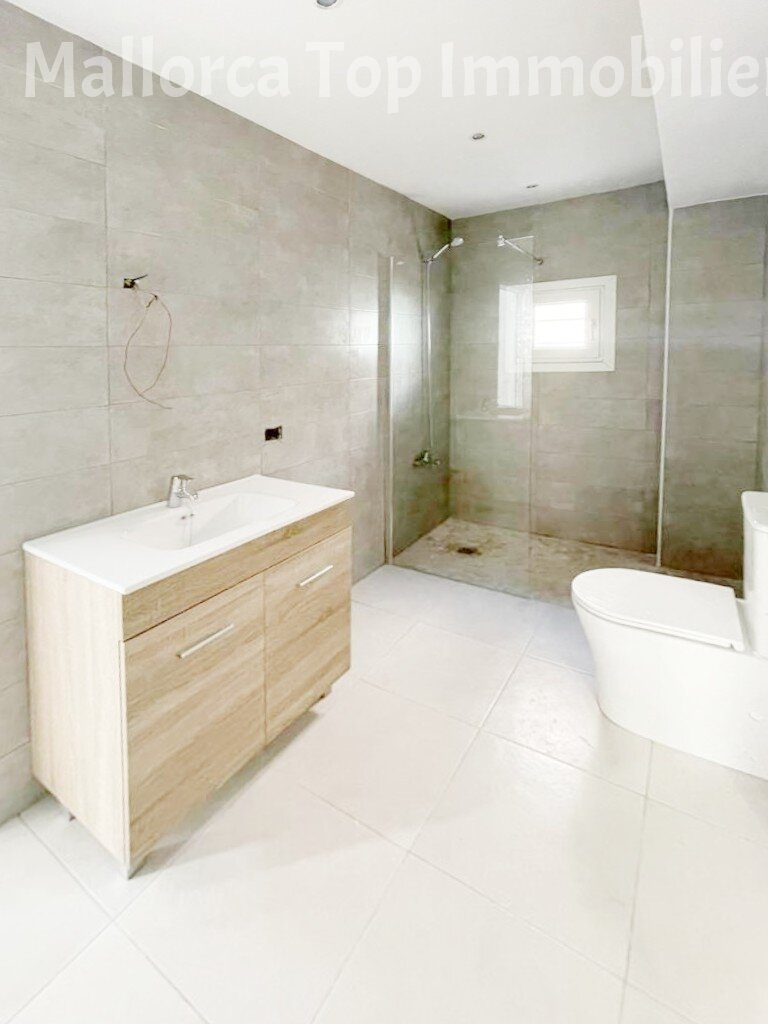 Modernes Badezimmer mit Walk-In-Dusche und großflächiger Waschtischanlage Modernes Badezimmer mit Walk-In-Dusche und großflächiger Waschtischanlage