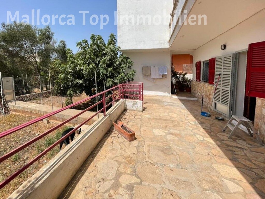 Terrassenfläche mit direktem Gartenanbindung und überdachtem Außenbereich Terrassenfläche mit direktem Gartenanbindung und überdachtem Außenbereich