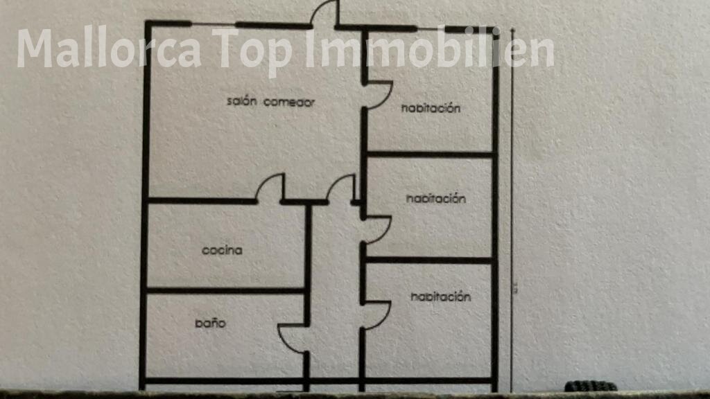Intelligente Raumaufteilung mit drei Schlafzimmern und zentralem Sanitärbereich Intelligente Raumaufteilung mit drei Schlafzimmern und zentralem Sanitärbereich