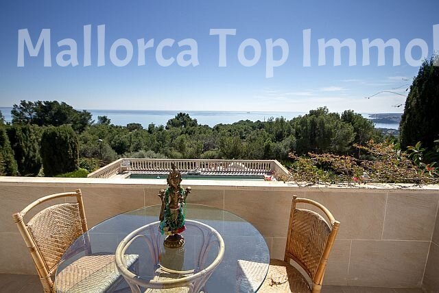 Chalet mit Pool und Meerblick 