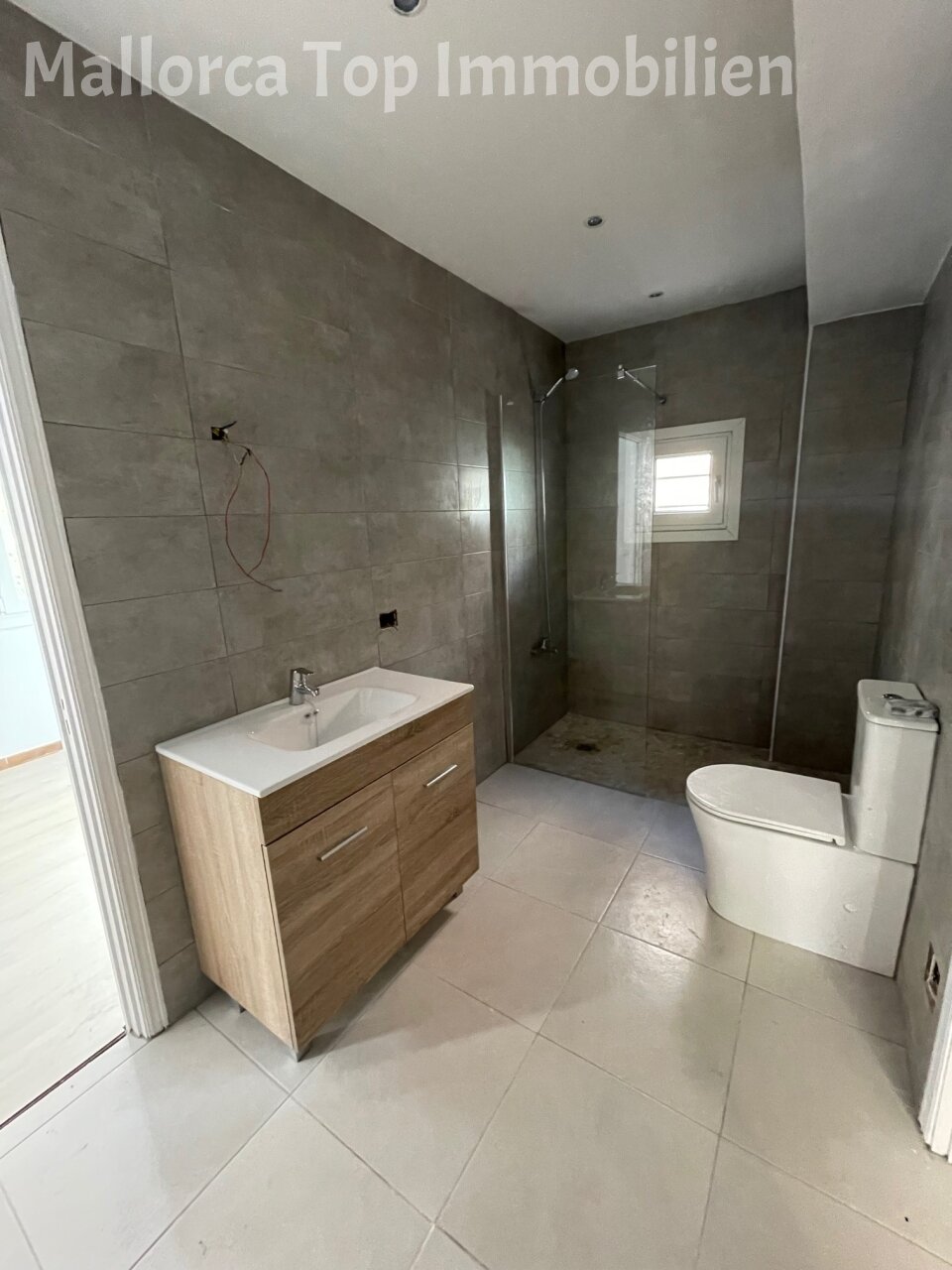 Modernes Badezimmer mit begehbarer Dusche und praktischer Waschtischanlage Modernes Badezimmer mit begehbarer Dusche und praktischer Waschtischanlage