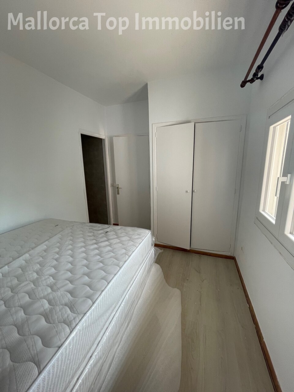 Geräumiges Schlafzimmer mit praktischer Schrankanlage und optimaler Raumnutzung Geräumiges Schlafzimmer mit praktischer Schrankanlage und optimaler Raumnutzung