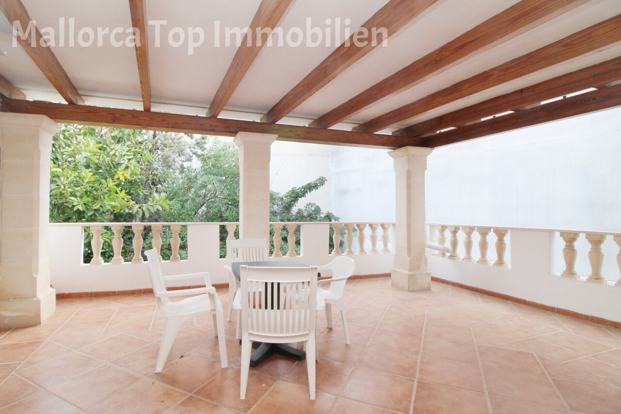 Überdachte Loggienlandschaft mit Holzbalkendecke – Luftiger Außenbereich mit eleganter Säulenarchitektur Überdachte Loggienlandschaft mit Holzbalkendecke – Luftiger Außenbereich mit eleganter Säulenarchitektur