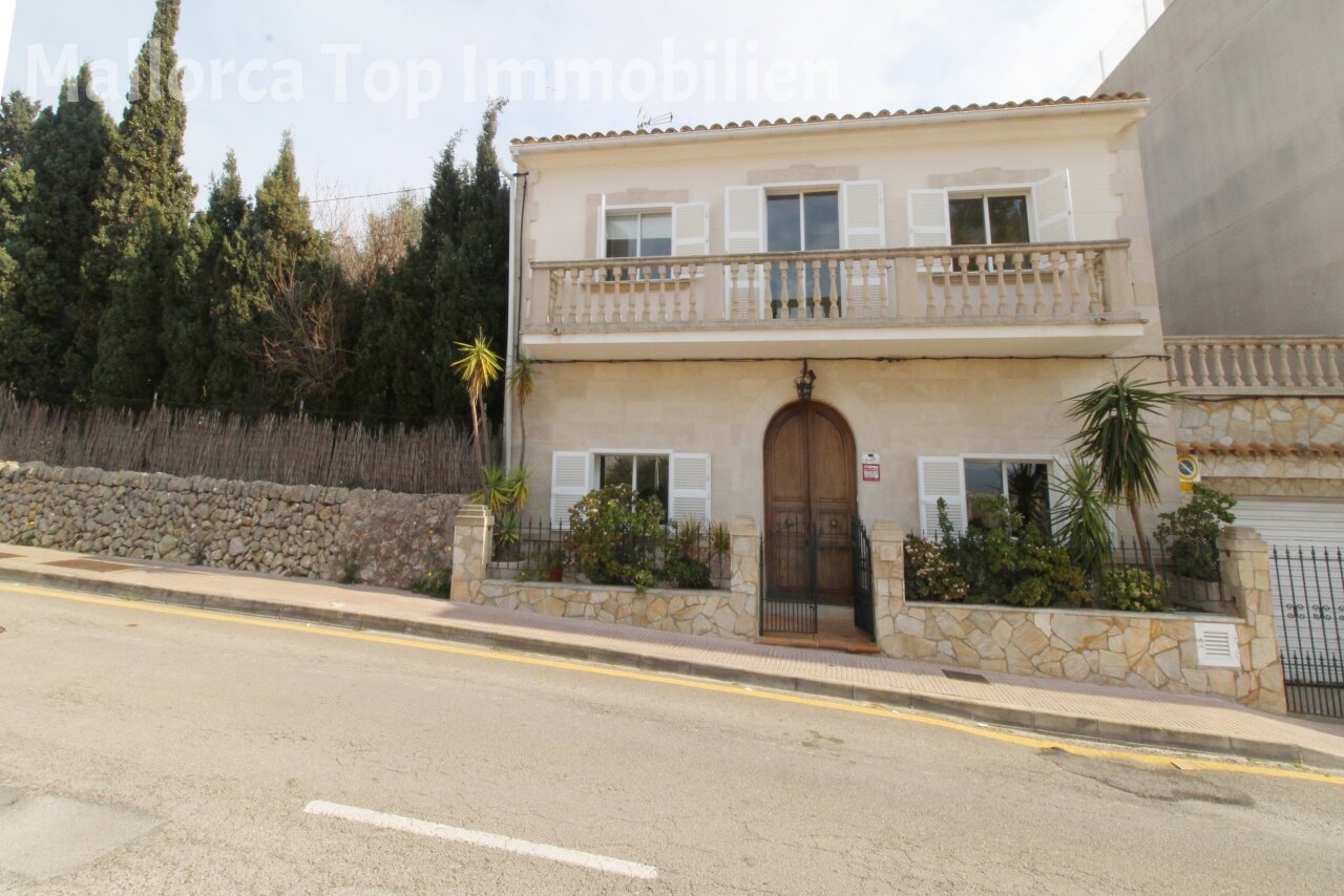 Elegante Villa mit ausladendem Balkon und hochwertiger Steinverkleidung Elegante Villa mit ausladendem Balkon und hochwertiger Steinverkleidung