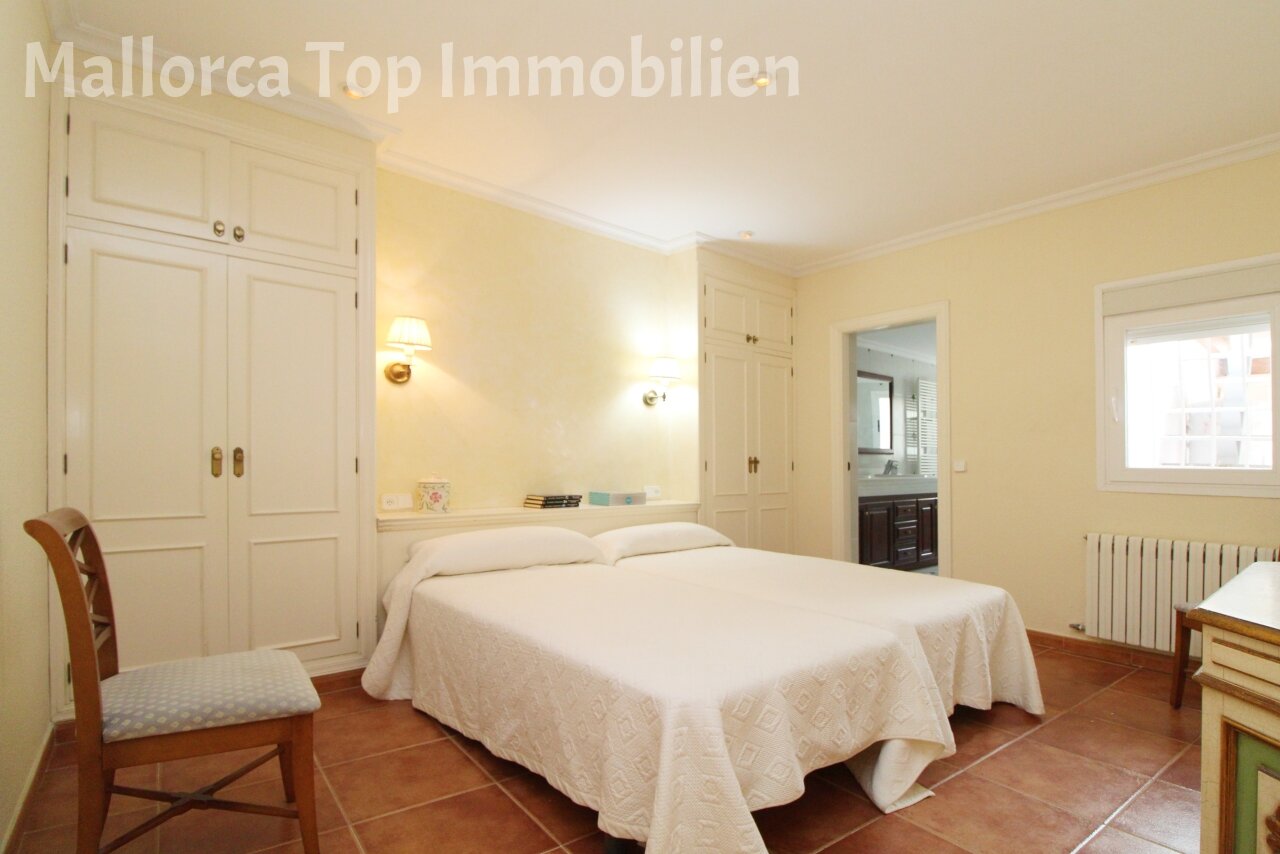 Hauptschlafzimmer mit begehbaren Kleiderschränken und eigenem Badezimmer – Privater Rückzugsort mit umfassender Ausstattung Hauptschlafzimmer mit begehbaren Kleiderschränken und eigenem Badezimmer – Privater Rückzugsort mit umfassender Ausstattung
