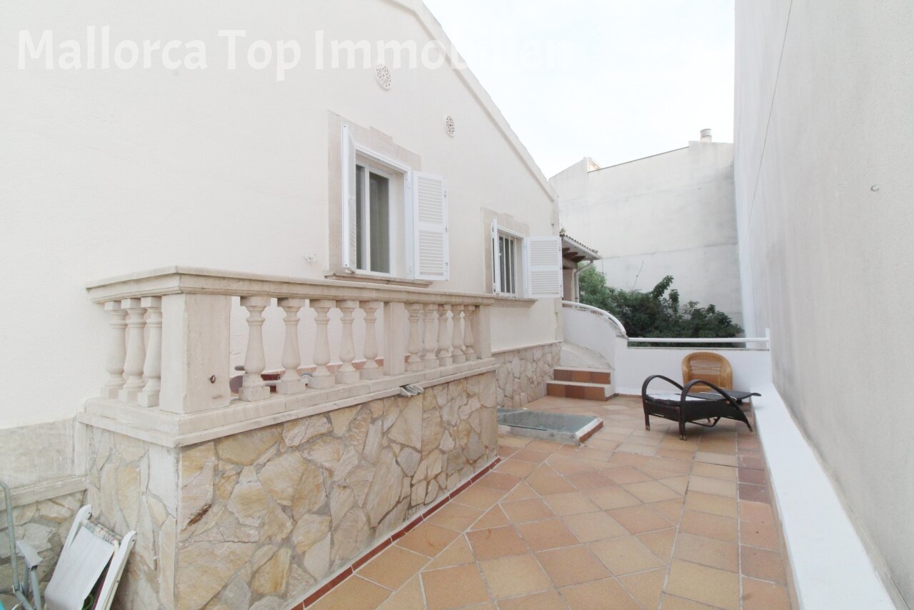 Terrassenfläche mit klassischer Balustrade und Natursteinverkleidung – Großzügiger Außenbereich zum Verweilen und Genießen Terrassenfläche mit klassischer Balustrade und Natursteinverkleidung – Großzügiger Außenbereich zum Verweilen und Genießen