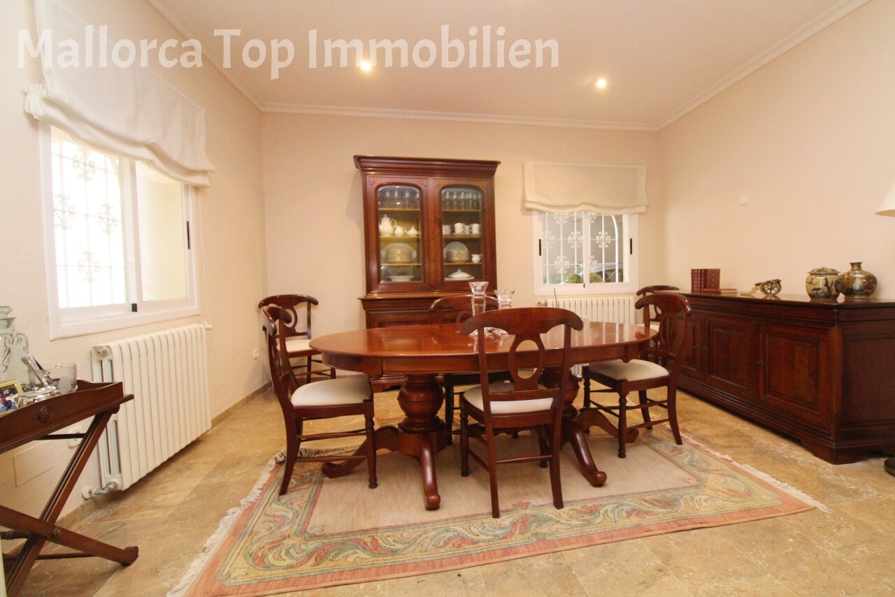 Elegantes Esszimmer mit hochwertiger Ausstattung und optimaler Lichtzufuhr durch mehrere Fenster Elegantes Esszimmer mit hochwertiger Ausstattung und optimaler Lichtzufuhr durch mehrere Fenster