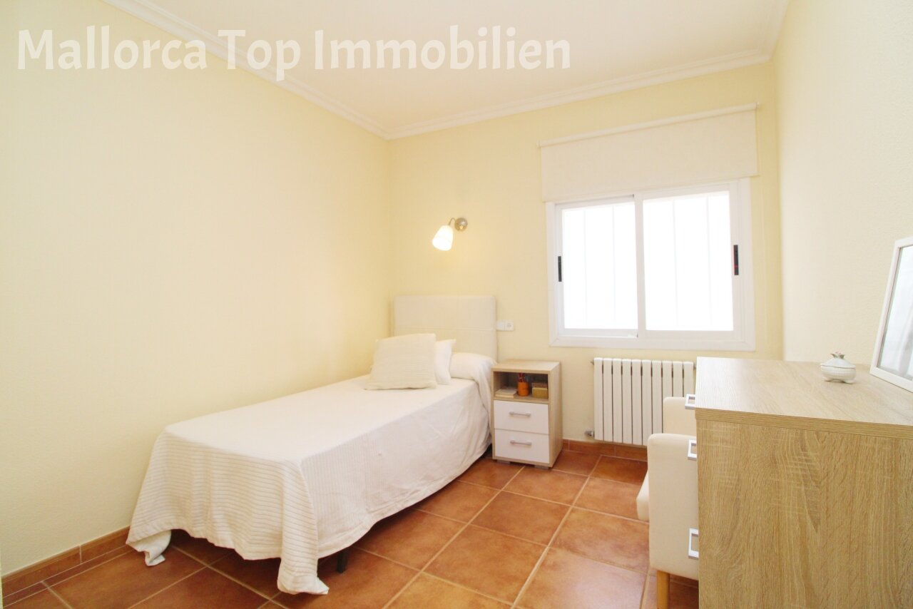 Helles Schlafzimmer mit Fensterfront und Heizanlage – Funktionaler Rückzugsort mit optimaler Lichtzufuhr Helles Schlafzimmer mit Fensterfront und Heizanlage – Funktionaler Rückzugsort mit optimaler Lichtzufuhr