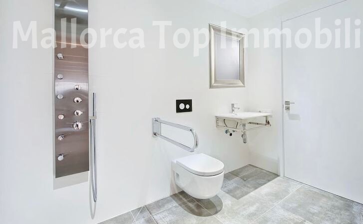 Modernes Badezimmer mit begehbarer Dusche und hochwertiger Sanitärausstattung Modernes Badezimmer mit begehbarer Dusche und hochwertiger Sanitärausstattung
