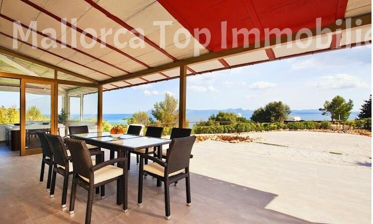 Überdachte Außenlounge mit Meerblick und flexiblem Gestaltungspotenzial Überdachte Außenlounge mit Meerblick und flexiblem Gestaltungspotenzial