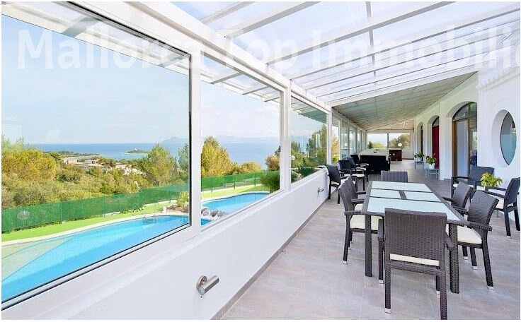 Überdachte Terrasse mit Panoramaverglasung und Meerblick Überdachte Terrasse mit Panoramaverglasung und Meerblick
