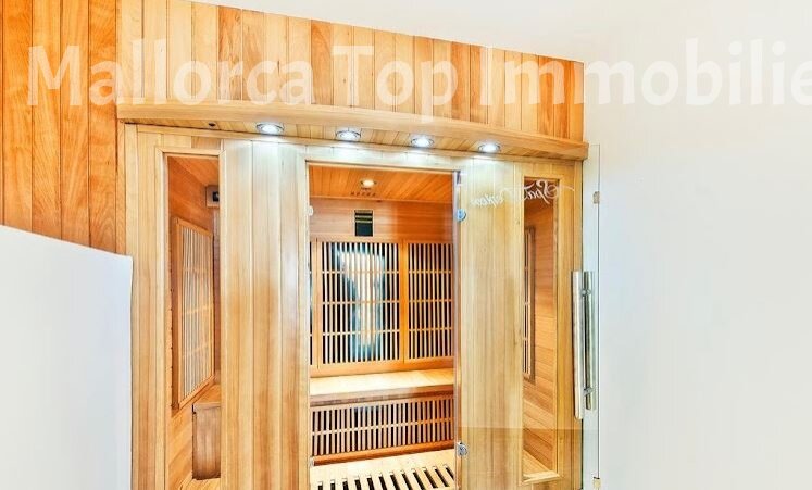 Wellness-Bereich mit hochwertiger Infrarotkabine und professioneller LED-Beleuchtung Wellness-Bereich mit hochwertiger Infrarotkabine und professioneller LED-Beleuchtung