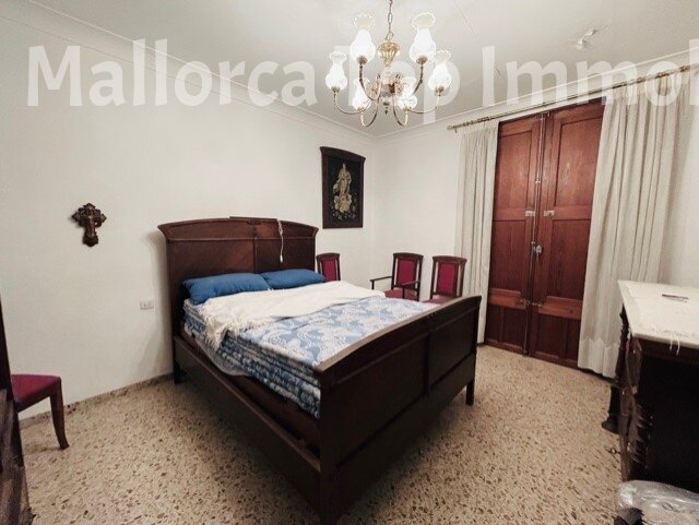 Hauptschlafzimmer mit eleganter Holzausstattung und großzügigen Stauraumlösungen Hauptschlafzimmer mit eleganter Holzausstattung und großzügigen Stauraumlösungen