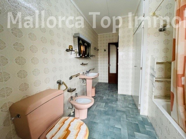 Funktionales Badezimmer mit durchdachtem Grundriss und praktischer Ausstattung Funktionales Badezimmer mit durchdachtem Grundriss und praktischer Ausstattung