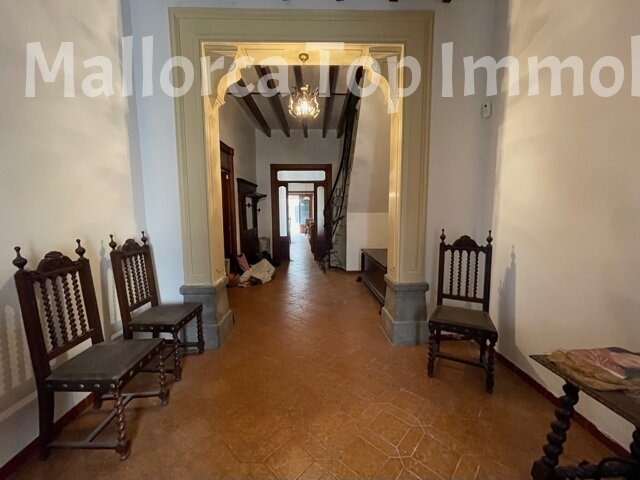 Eleganter Durchgangsbereich mit Säulengang und hohen Decken Eleganter Durchgangsbereich mit Säulengang und hohen Decken