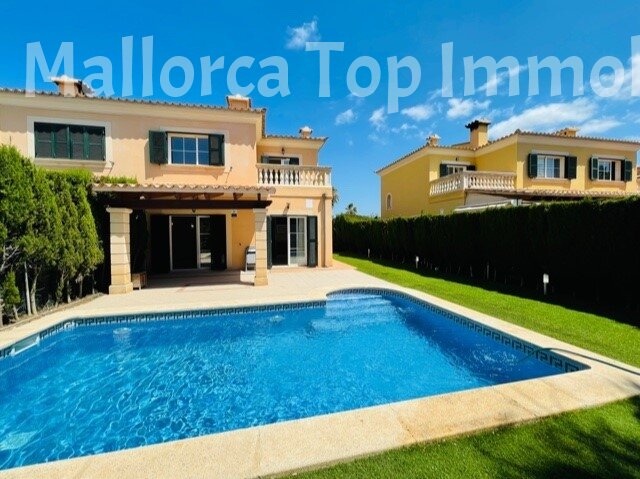 Stilvolle Doppelhaushälfte mit 4 Schlafzimmern und Pool  Stilvolle Doppelhaushälfte mit 4 Schlafzimmern und Pool