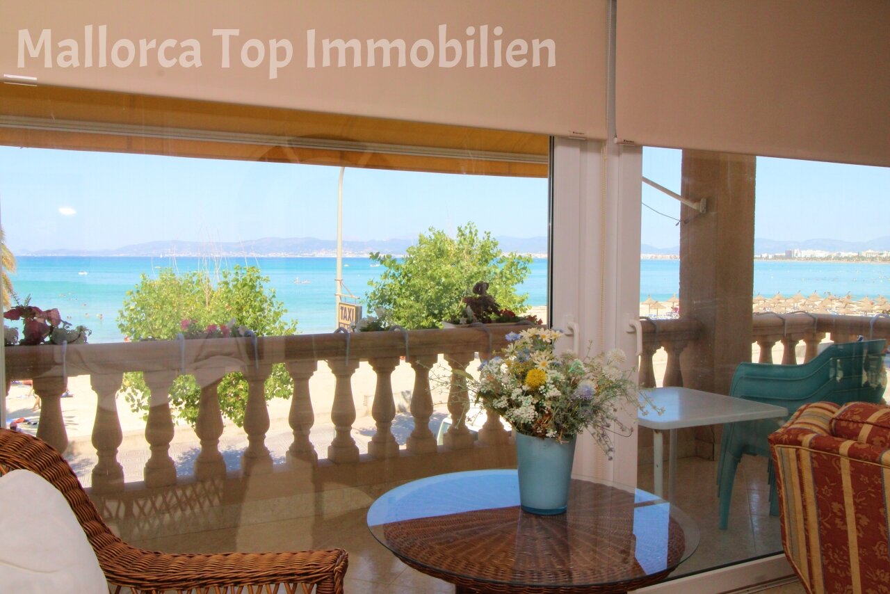 Verglaste Loggia mit Meerblick und eleganter Balustrade